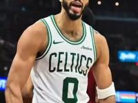 雷竞技-关于塔图姆回归赛场，突破纪录首场状态亮眼，湖人观众沸腾！的信息