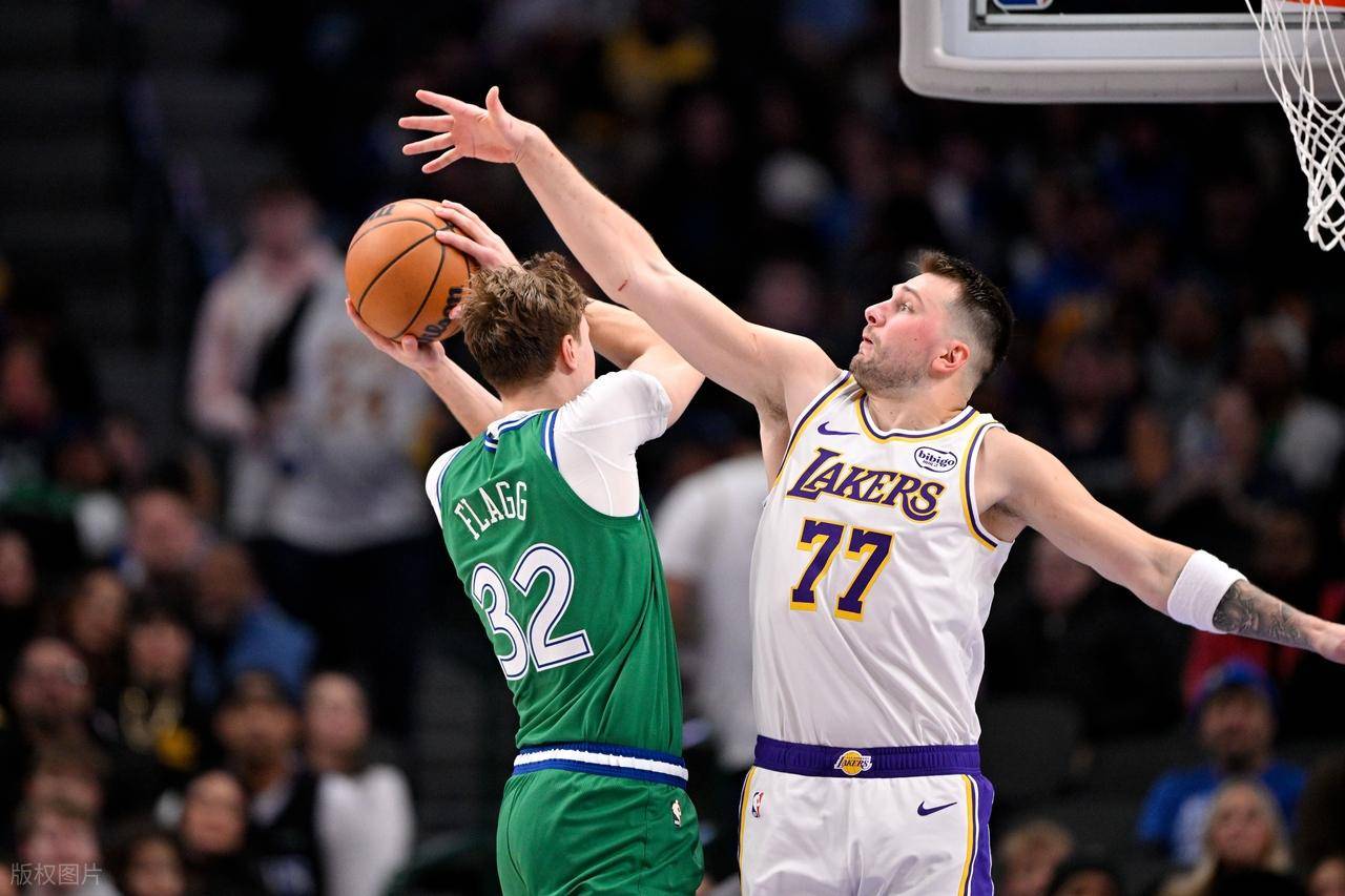 东契奇回归赛场，逆转首场状态亮眼，美国队观众沸腾！的简单介绍