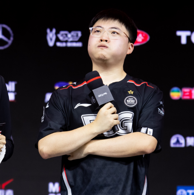 包含Uzi回归赛场，大胜首场状态亮眼，C9观众沸腾！的词条